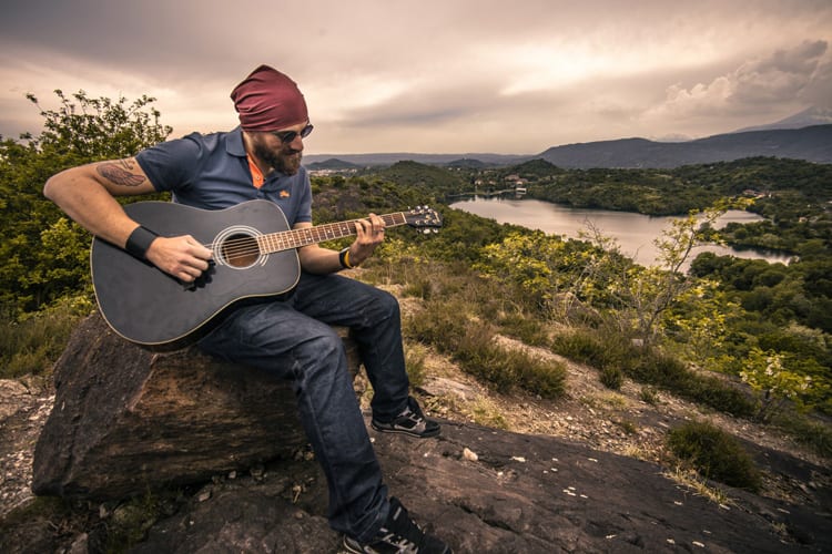 how to play the guitar for beginners