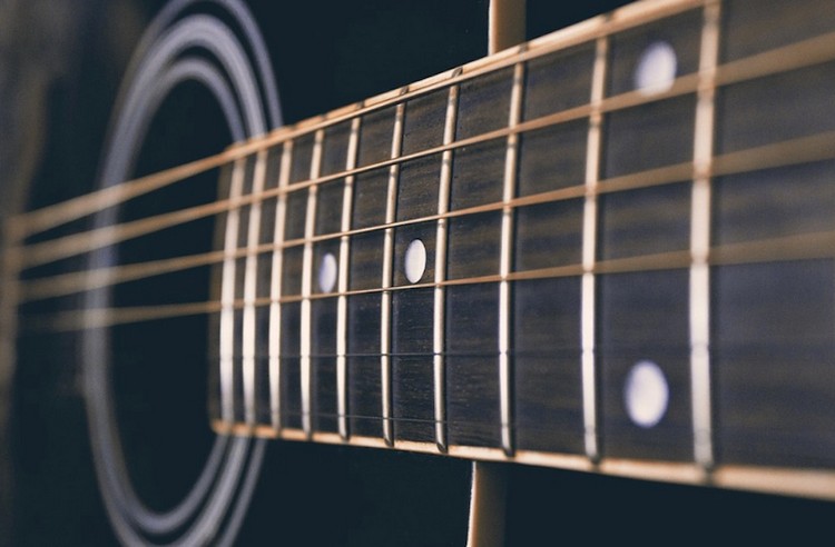 Alternating-bass-strumming